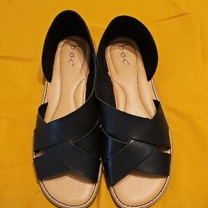 b.o.c. Women's Black and Tan Sandals